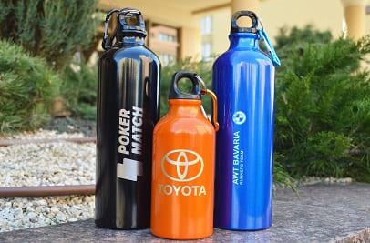 Многоразовая бутылка или фляга — удачный вариант корпоративного подарка